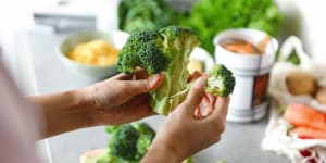 Cruciferous vegetables like broccoli are rich sources of isothiocyanates,which are key for cancer prevention.