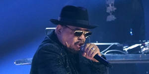 Ice-T performs New Jack Hustler (Nino’s Theme).