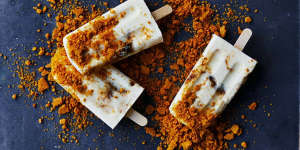 Christmas popsicles with gingerbread crumb.