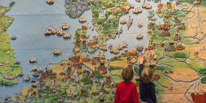 Young visitors at a map of the Baltic at the Vasa Museum.