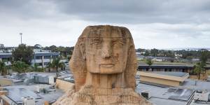 Take a Giza at this:Hotel that serves drinks with a sphinx is on the market