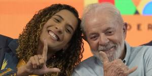 Brazil’s Minister of Racial Equality Anielle Franco,the sister of slain councilwoman Marielle Franco,flashes an “L” finger sign as she poses for a photo with Brazil’s President Luiz Inácio Lula da Silva las week.