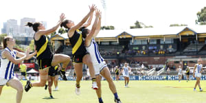 The Tigers’ Meagan Kiely attempts to mark the ball over Emma Kearney.