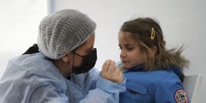 Suzanne,5,is tested for COVID-19 in Albigny-sur-Saone,north of Lyon.