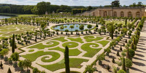  The gardens at Versailles,created by Louis XIV’s head gardener André Le Nôtre,were a symbol of status.