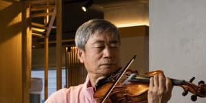 Owner Xiao Tang Qin entertains diners with his violin.