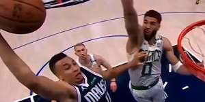 Exum throws it down in the NBA Finals