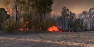 People told to leave as fire threatens Queensland homes