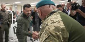 Ukrainian President Volodymyr Zelensky visits wounded Ukrainian soldiers at Staten Island University Hospital in New York on Monday.
