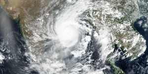 Strongest cyclone in more than a decade tears into India,Bangladesh