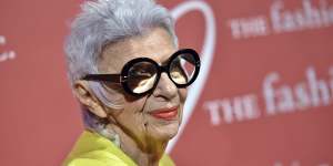 With her signature style of oversized glasses,bright-red lipstick and colourful couture,Iris Apfel was hard to miss. 