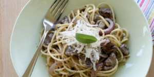 Spaghetti with panfried chicken livers