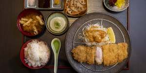 Deep-fried pork loin set.