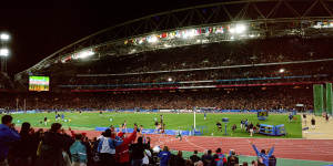 A stadium,a nation and the world watch Cathy Freeman win the 400 metres final.