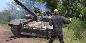 Soldiers manoeuvre a tank near Sloviansk,eastern Ukraine,on June 08.