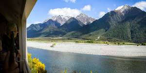 The scenery ramps up along the Waimakariri River.