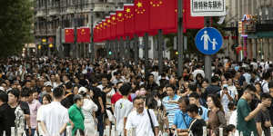 More than 1 million people walk down Nanjing Road in Shanghai every day,but very few of them use cash.
