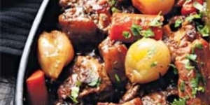 Braised oxtail and pork belly with red wine