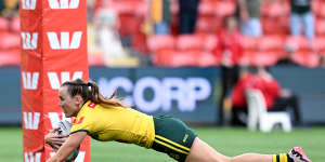 Tamika Upton scores the opening try of the Pacific Championships.