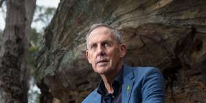 Greens founder Bob Brown has handed back his membership of the Australian Conversation Foundation. 