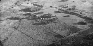 An aerial photo of a King Island farm in May 1946. Since colonisation much of the island has been cleared of native forest habitat and only remnants are left. Local conservation groups are replanting trees to try and re-link wildlife corridors. 