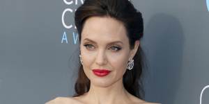 After Angelina Jolie’s mother died of breast and ovarian cancer,the actor discovered she carried the BRCA1 gene mutation. She opted for preventive surgery to reduce the risk of developing cancer.