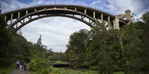 Long Gully Bridge arches above Flat Rock Creek,linking Cammeray to Northbridge. 