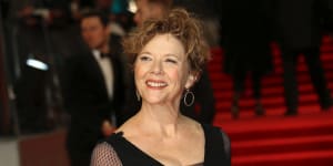 Annette Bening will fly back to the US on Friday,well short of the end of shooting on Apples Never Fall.