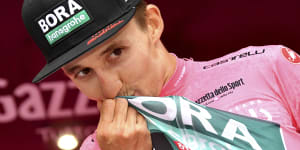 Jai Hindley kisses his team colours after claiming the pink jersey at the Giro d’Italia’s penultimate stage.