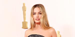 Margot Robbie at the Oscars in Versace.