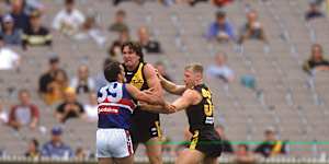 Wayne Campbell ‘flies the flag’ for teammate Matthew Knights in 2001. 