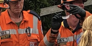 Paraglider crashes into cliff at Flinders