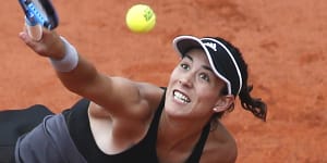 Muguruza to meet Halep in French Open semis,men halted by rain