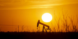 Global oil prices have fallen since early March,in part due to fears about the strength of the global economy.