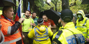 Police had to get involved as pro-Ukraine and pro-Russia demonstrators argued outside the Russian consulate in Woollahra on Saturday.