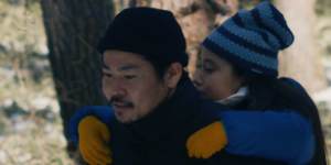 The film follows single father Takumi (Hitoshi Omika) and his young daughter Hana in the rural village of Mizubiki.