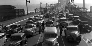 Traffic on the Sydney Harbour Bridge,1948. 