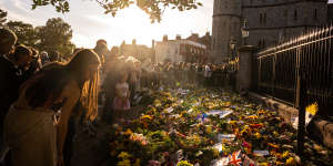 People gather at the gates of Windsor Castle to lay flowers. Queen Elizabeth II will be buried in the King George VI Memorial Chapel,within St George’s chapel in the grounds of Windsor Castle.