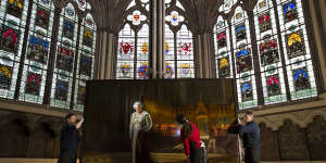 Ralph Heimans'work,Coronation Theatre,being installed inside Westminster Abbey.