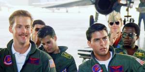 While female friendships are often conducted face-to-face,male bonds tend to evolve shoulder-to-shoulder,as displayed in Top Gun – a favourite movie of the author and her best friend’s teen years.