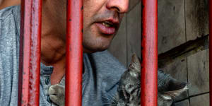 Carlos Nunez,an inmate,with a cat he named Feita,or Ugly.