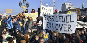 Hundreds of protesters block off London's main bridges last weekend to demand the British government take climate change seriously.