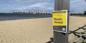 A"beach closed"sign in City of Port Phillip.