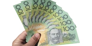 Australians put their money in the bank,but yet to spend it