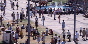 King George Square in 1981 featured a fountain and grass.