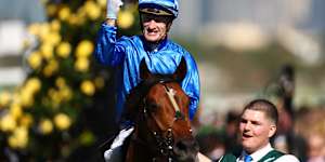 Mark Zahra gives a trademark fist pump as he returns to the mounting yard.