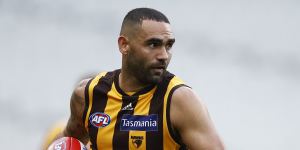 Shaun Burgoyne assesses his options against Collingwood.