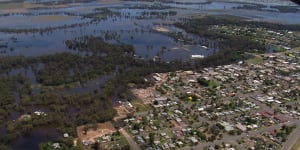Winds batter Sydney,crews save flood levee from collapse