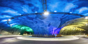 Eysturoyartunnilin boasts the world’s first undersea roundabout.