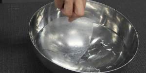1. Dip a sheet of rice paper in hot water and submerge for 4-5 seconds. 